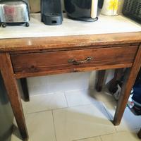 Tavolo piccolo d'antiquariato in legno massello 