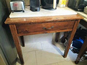 Tavolo piccolo d'antiquariato in legno massello 