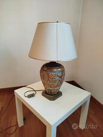 lampada da tavolo con base lavorata e paralume 