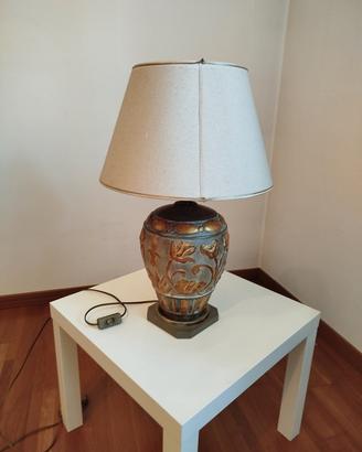 lampada da tavolo con base lavorata e paralume 