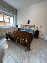 Letto matrimoniale in metallo dorato