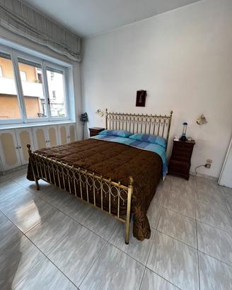 Letto matrimoniale in metallo dorato