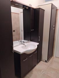 Composizione arredo bagno completa.