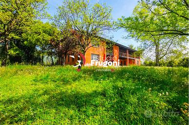 STORICO CASALE CON CHIESETTA PRIVATA E AMPIO PARCO