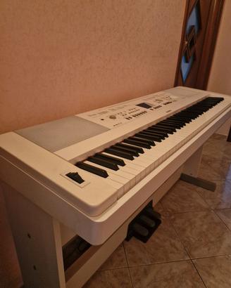 PIANOFORTE E PEDALIERA YAMAHA DGX 650 P. GRAND