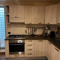 Cucina con forno e piano cottura