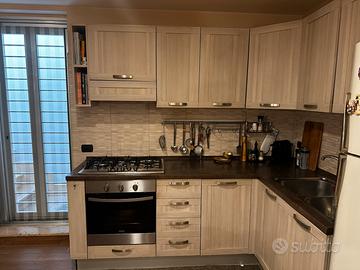 Cucina con forno e piano cottura