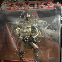 Tre action figure della serie Battlestar Galactica