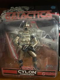 Tre action figure della serie Battlestar Galactica