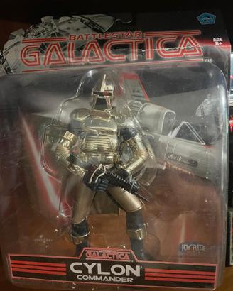 Tre action figure della serie Battlestar Galactica