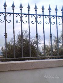barriera decorata in ferro