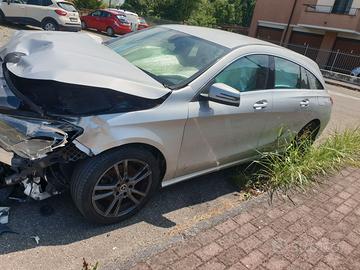 mercedes incidentato