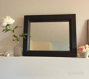Specchio con cornice in legno nera fatta a mano