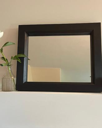 Specchio con cornice in legno nera fatta a mano