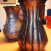 Due vasi in rame sbalzato a mano