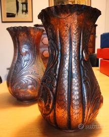 Due vasi in rame sbalzato a mano