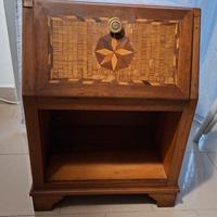 COMODINO IN LEGNO, CARATTERIZZATO  DA INTARSI