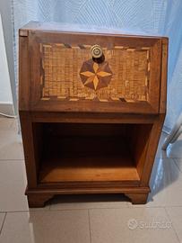 COMODINO IN LEGNO, CARATTERIZZATO  DA INTARSI