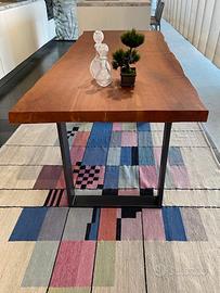 Tavolo con piano in legno massiccio di ciliegio.