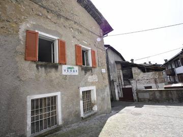 Casa indipendente di 200 m² con più di 5 locali a 