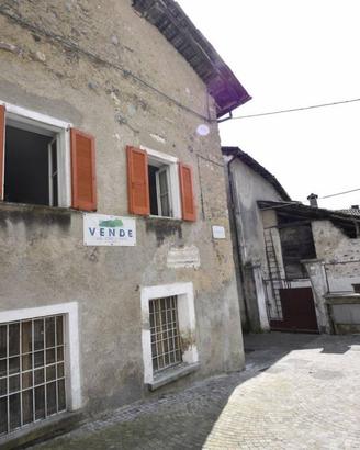 Casa indipendente di 200 m² con più di 5 locali a 