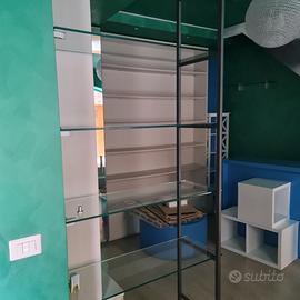 Scaffalatura in metallo e vetro