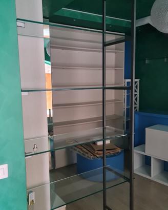 Scaffalatura in metallo e vetro