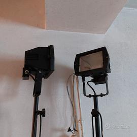 2 fari da esterno con presa elettrica
