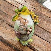 Uovo pasquale decirato a mano con coniglio