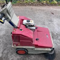 Spazzatrice per piazzali e pavimenti esterni