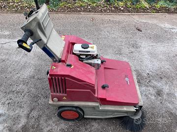 Spazzatrice per piazzali e pavimenti esterni