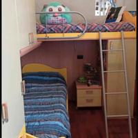 cameretta con letto a castello a ponte