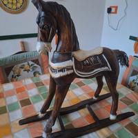 Cavallo a dondolo in legno vintage