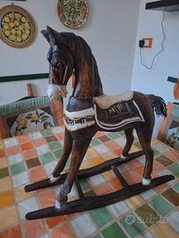 Cavallo a dondolo in legno vintage