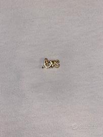 charm pandora “love” placcato in oro