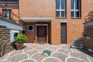 Villa di 290 m² con più di 5 locali e box auto a P