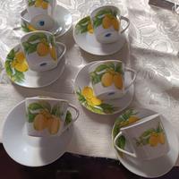 set di tazzine da caffè con rispettivi piattini