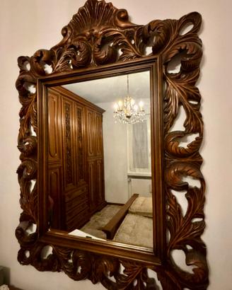 Specchio in legno intagliato in stile barocco