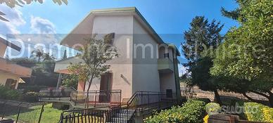 Villa con 800mq di giardino a Giarre