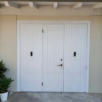 Porta basculante per garage in legno