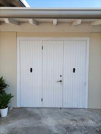 Porta basculante per garage in legno