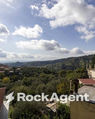 Villa di 250 m² con più di 5 locali e box auto a C