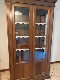 Vetrina in legno con ante