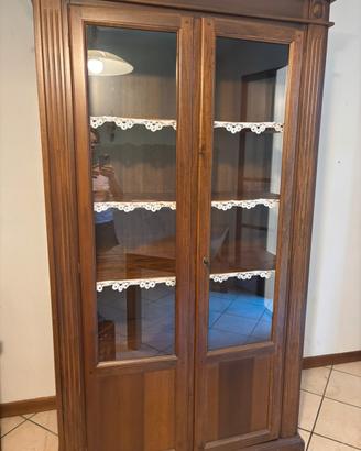 Vetrina in legno con ante