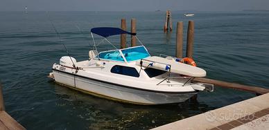 Barca motore fuoribordo