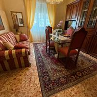 DIVANO 2 posti + 6 SEDIE + TAPPETO