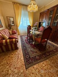 DIVANO 2 posti + 6 SEDIE + TAPPETO