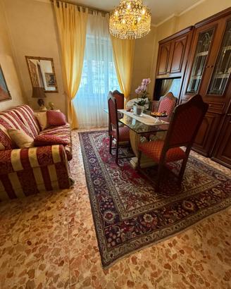 DIVANO 2 posti + 6 SEDIE + TAPPETO