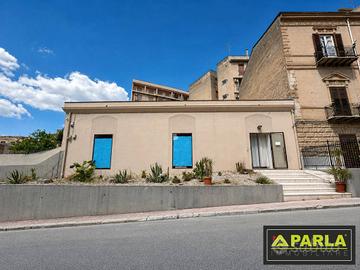 Casa indipendente di 270 m² con più di 5 locali a 