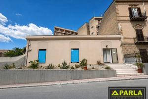 Casa indipendente di 270 m² con più di 5 locali a 